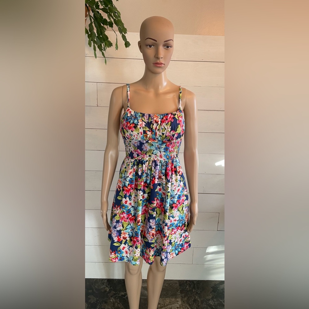 Women’s B.SMART floral dress with back zip up and adjustable straps.